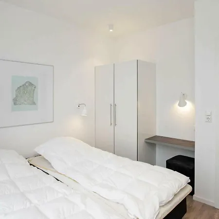8 Person In Apartment